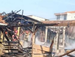 Saat Api Menelan Pasar Sandang Tegal Gubug, Puluhan Lapak Luluh, Asa Pedagang Tinggal Kepulan Asap