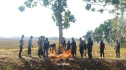 Bau Misterius di Pinggir Jalan Lanud Sukani, Warga Telusuri Asalnya dan Temukan Mayat Pria Membusuk di Irigasi