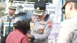 Biasanya Bikin Deg-degan, Kali Ini Polisi Malah Bagi Helm Gratis di Alun-Alun Majalengka