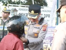 Biasanya Bikin Deg-degan, Kali Ini Polisi Malah Bagi Helm Gratis di Alun-Alun Majalengka