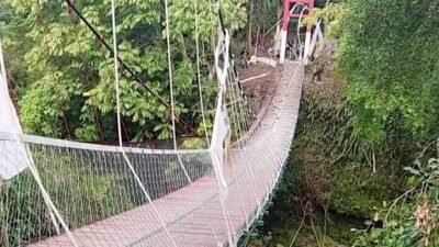 Jembatan Gantung Ambruk Usai Diresmikan, Pemprov Jabar Turun Tangan: Jembatan Permanen Dibangun 2027